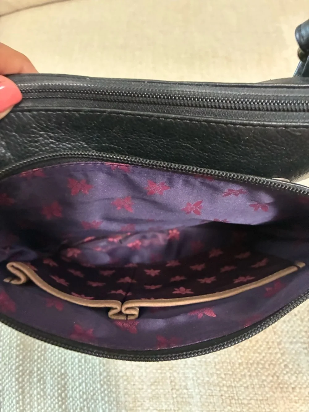 Anuschka EUC Leather Crossbody
Tuscan Paradise Black
Medium Hand Painted Bag - Picture 10 of 16